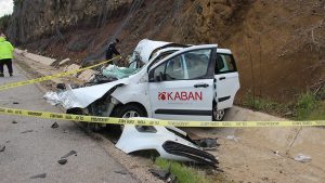 Çorum’da hafif ticari araç tıra arkadan çarptı: 2 yaralı