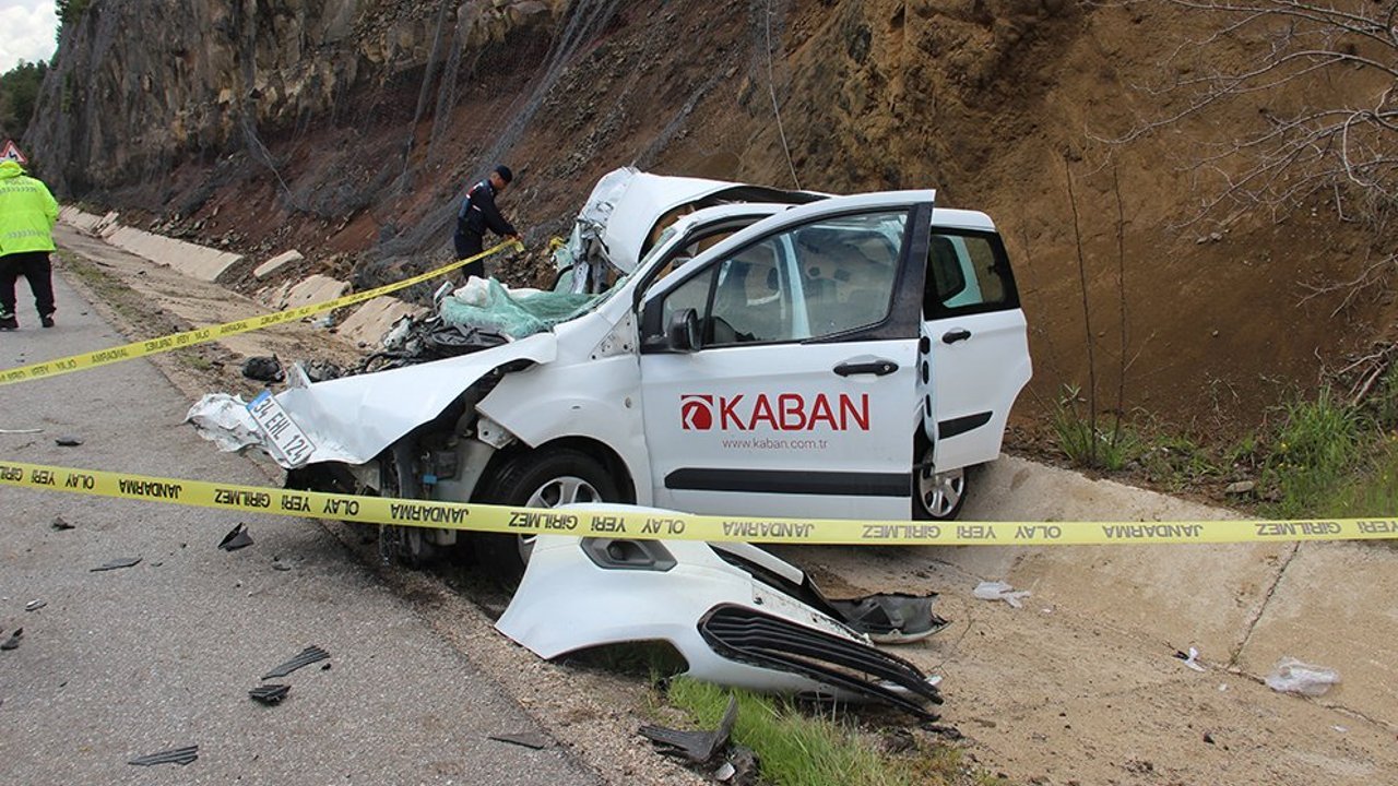 Çorum’da hafif ticari araç tıra arkadan çarptı: 2 yaralı